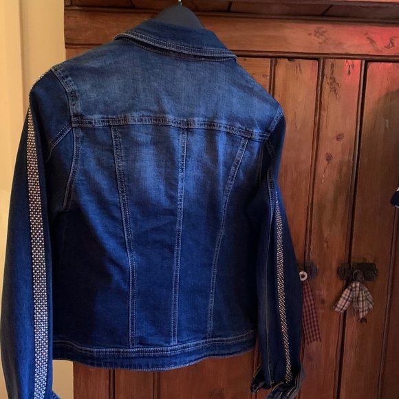 Jeans Jacket, Laura with discreet luxery on the sleeves (small stones)., Size 6. - Picture 12 of 12
